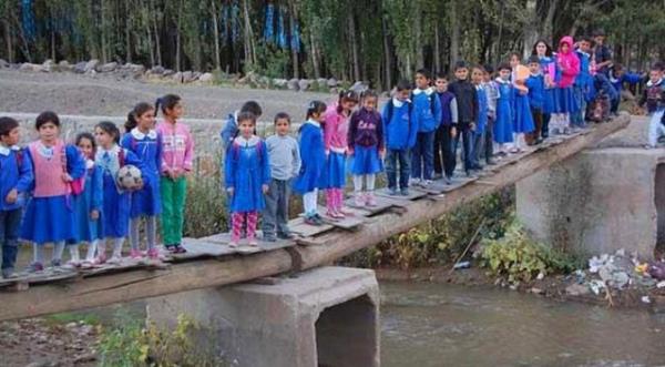 Mu'ta da benzer bir kpr rencileri eitime tayor.