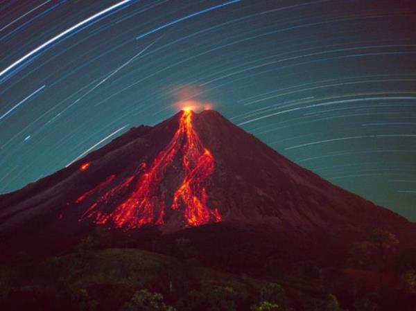 Yanarda arka fonu ile birlikte yldzlar izleme ayrcaln salayarak esiz bir manzara olana sunar Kosta Rika sizlere...