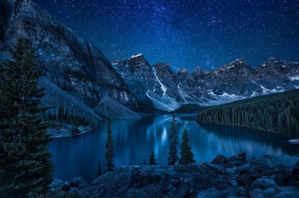 <br>Moraine Lake, Banff National Park, Kanada</br>  Gndz muhteem da manzarasyla, gece ise denize den yldz yansmalaryla cam gibi bir deniz manzaras...