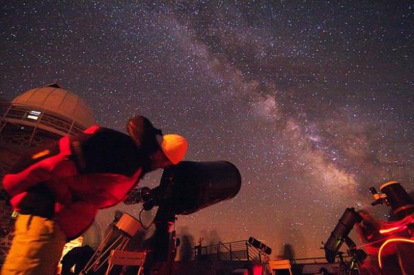 Pic du Midi Dark Sky Reserve, Fransa  Buras dnyada yldzlarn en grnr grld 5 yerden birisidir. Aratrmaclar yaptklar lmlerle, alan evreleyen manyetik gc lmeye alyorlar.