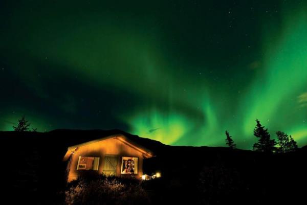 Austostan nisana kadar, Denali'de gnler 5-6 saate kadar der ve bu zamanlarda bu park size yldzlar gzlemlemek ortamn muhteem atmosferini yakalamak iin bir frsat verir.