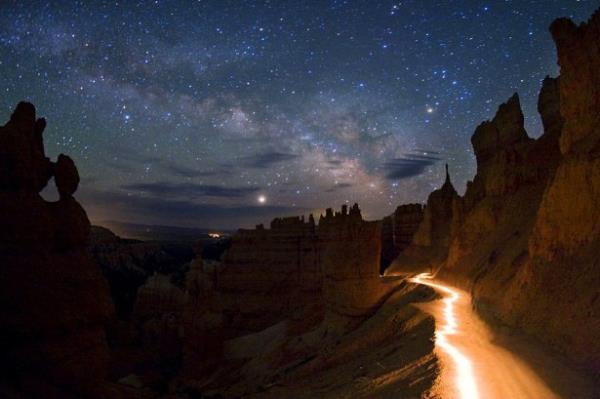 Ancak bu kadar kirlenme ve bozulmann yannda, evren bize hala cmert davranyor ve bu muhteem gk olaylarn grmek iin baz yerler sunuyor.