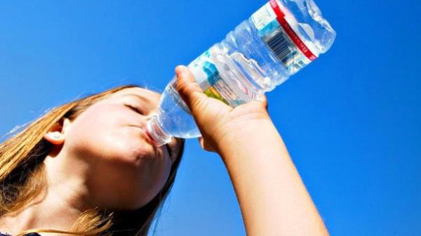 <p><b>10. Su imeden ka gn yaayabiliriz?</b></p>  <br><b>7 Gn</b></br>  Bir ok kaynakta "Avustralyal bir gen 1 Nisan 1979 da tutuklanm, hcreye konulmu ve 18 gn orada unutulmu. Bulunduunda susuzluk ve alktan lmek zereymi." bilgisi mevcut. ngilizce kaynaklara baktmzda gencin susuzluunu gidermek iin duvardaki fayanslarda biriken nemi yalayarak hayatta kalmay baard sz konusu.  Gnde kaybettiiniz yaklak bir litre suyu yerine koymazsanz, bir haftadan fazla dayanamazsnz.