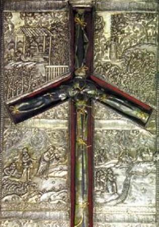 Aziz Nino&#8217;nun ha: Efsaneye gre, drdnc yzylda Hz. Meryem, Hristiyanln retilerini Grcistan&#8217;da yaymaya alan Kapadokyal kadn Aziz Nino&#8217;ya, eik kollar olan Grapevine/Aziz Nino Ha&#8217;n verdi. Ha bugn Grcistan Ortodoks Kilisesi&#8217;nin en byk sembollerinden biri. Aziz Nino Ha, Grcistan&#8217;n bakenti Tiflis&#8217;teki Sioni Katedrali&#8217;ne ulaana kadar birok lke dolat.