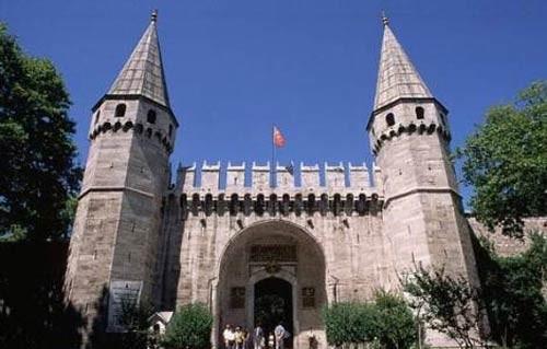 Sakal- erif: Hz. Muhammed&#8217;in vefatndan sonra, en sevdii berberi tarafndan kesildiine inanlan sakal, bugn Topkap Saray&#8217;nda sergileniyor. Osmanl padiah Yavuz Sultan Selim&#8217;in 1517 ylndaki Msr seferinden sonra stanbul&#8217;a getirilen Kutsal Emanetlerden biri olan Sakal- erif, her yl milyonlarca ziyaretinin aknna uruyor.