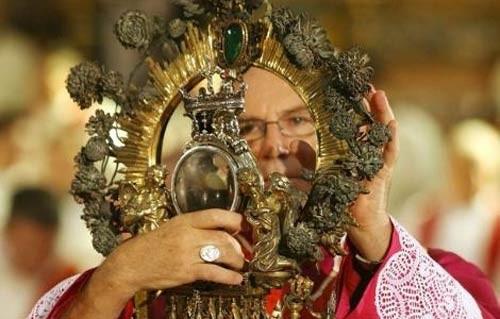 San Gennaro&#8217;nun kan: Her yl talya&#8217;nn Napoli kentinde yaayan insanlar koruyucu azizleri San Gennaro&#8217;nun ehit oluunun yldnmnde bir mucizeye tank olmak iin bir araya geliyor: Azizin phtlam kannn svlamas. Bu mucize sanki saatle ayarlanm gibi her 18 ylda bir 19 Eyll tarihinde yaanyor. Bu olay bilim insanlarnn kafasnda byk soru iaretleri dourmasna karn, insanlarn anma trenlerine katlmalarna engel olmuyor. Napoli halk kann kendilerini birok ktlkten, zellikle yaknlarnda bulunan Vezv Yanarda&#8217;ndan koruduuna inanyor. Bu inan zellikle, kann svlamad ve kt olaylarn yaand zamanlarda glendi. rnein 1527 ylndaki salgn ve 1980 depreminin yan sra, Napoli futbol takmnn yenilgileri gibi.