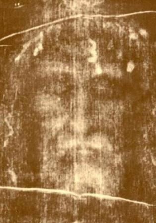 Torino kefeni :Sahte ya da gerek, Hz. sa&#8217;nn gmlrken sarld kefen olduuna inanlan, 4.3 metre uzunluundaki sararm keten araf her yl milyonlarca insan talya&#8217;nn Torino kentine ekiyor. Her ne kadar kefen Hz. sa gibi armha gerilmi bir insann yaralarnn brakt izleri tasa da, karbon testi kuman 1260 ile 1390 yllar arasna, yani Hz. sa&#8217;nn yaamad bir dneme ait olduunu ortaya kard. Ancak bu bilgi, sergilenmeye balad 2000 ylndan bu yana haclarn kefene gsterdii ilgiyi azaltmad. Hatta testlerin hatal olduunu ve yeniden yaplmas gerektiini savunanlar da var.