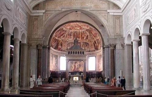 Aziz Petrus&#8217;un zincirleri:Hz. sa&#8217;nn 12 havarisinden biri olan Petrus, Kuds&#8217;te Hz. sa&#8217;nn retilerini yayd iin hapse atldnda zincire vurulduuna ve yarglanaca gnden nceki gece, Petrus&#8217;un bir melek tarafndan zincirlerinden kurtarld ve hapishaneden katna inanlr. Bugn Petrus&#8217;un vurulduu zincirler Roma&#8217;daki San Pietro bazilikasndaki sunan altnda yer alan kutsal emanet sandnda tutulmaktadr. Bizans mparatoriesi Euxodia zincirleri Papa Birinci Leo&#8217;ya verdii zaman, Papa zincirleri Petrus&#8217;un ilk tutulduu Roma&#8217;daki Mamertime Hapishanesi&#8217;ndeki zincirleriyle yan yana getirdi ve mucize eseri iki zincir kaynat.