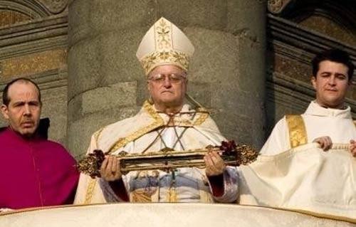 Hz. Meryem&#8217;in kutsal kemeri: Hz. Meryem&#8217;in, cennete ykselmeden hemen nce, deve klndan elde dokunmu kemerini, Hz. sa&#8217;nn 12 havarisinden biri olan Thomas&#8217;a verdiine inanlyor. Kemer 14&#8217;nc yzylda talya&#8217;nn Prato kentine ulatnda, onu muhafaza etmesi iin zel bir apel ina edildi. Bugn &#8220;Sacra Cintola&#8221; olarak adlandrlan kemer, her yl sadece be gn gsterime sunuluyor.