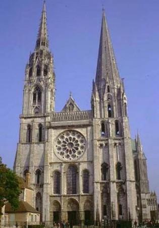 Kutsal Bakire&#8217;nin gmlei: Fransa&#8217;da bulunan Chartres Katedrali&#8217;nin her yl haclarn aknna uramasnn tek sebebi gotik mimarinin en iyi rneklerinden biri olmas deil. Katedral ayn zamanda Hz. sa&#8217;nn doumu srasnda Bakire Meryem&#8217;in giydiine inanlan gmlein sergilendii yer. Dier ad Sancta Camisia olan gmlek 876&#8217;da kiliseye baland ve 1194&#8217;te kan bir yangnda yok olduu dnld. Ancak  gn sonra gmlek, mucize eseri hi zarar grmemi halde bulundu. Katedralin piskoposu, mucizeyi gmlein ait olduu yerde tutulmas gerektiinin iareti olarak yorumlad ve katedral yeniden ina edildi.