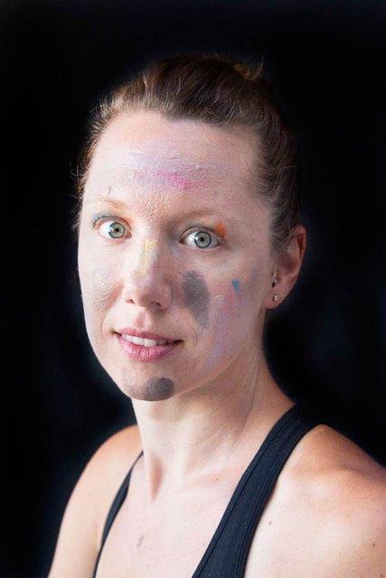 Kk kzlar, ellerinde makyaj malzemeleriyle annelerini gnllerince ssledi.