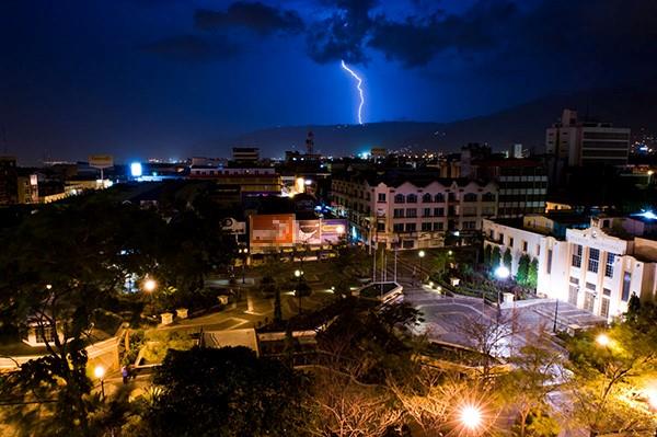 Dnya Ferguson'daki olaylara kilitlendi ama sokakta yrmenin bile cesaret ii olduu baka ehirler de var...   ehirler her zaman brorlerde grnd kadar gvenli deildir. Her ehrin kendine gre problemleri olduu muhakkak ama baz ehirler, dierlerine gre daha farkl bir kulvarda. Meksika&#8217;nn Kamu Gvenlii ve Ceza Adaleti Vatanda Konseyi&#8217;nin hazrlad raporda dnyann en tehlikeli 10 ehri sraland. Ortadou ehirlerinin dahil edilmedii listede ehir sralamasnda resmi su oranlar baz alnd. te sokakta yrmenin bile cesaret istedii o ehirler...