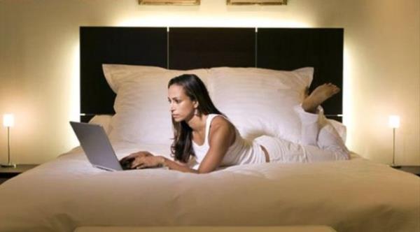 Gen alanlarn %80'i yatakta almaya altklarn sylyor fakat bu alkanlk beyninizin yatak odas ve uyku arasnda kurduu ban zedelenmesine sebep olabilir.