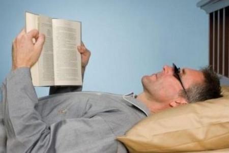 Uyumadan nce hafif ve rahatlatc kitaplar okumann zarar yok fakat bu aktiviteyi yatak odasnn dnda gerekletirmeye zen gsterin.