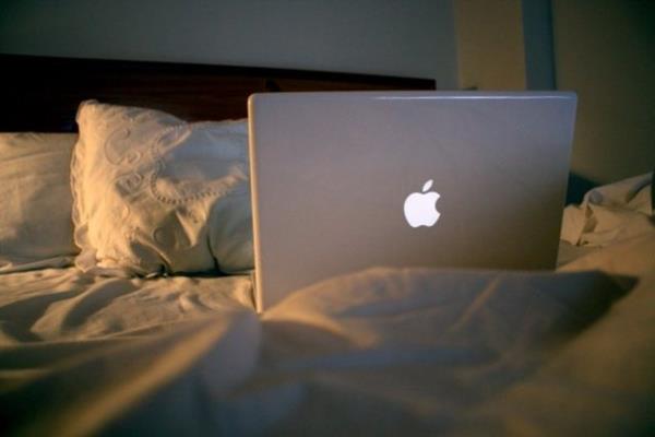 lerinizi genellikle laptop, tablet ya da telefonlardan yaylan yapay klar altnda yaptnz iin bu aletlerin yatak odanzdan mutlaka uzak durmas gerekiyor.