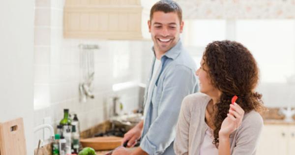 Eer sevgiliniz mutfaa giriyor ve iyice konsantre olup beline nlk takarak yemek yapmaya koyuluyorsa i ciddiye biniyor demektir.