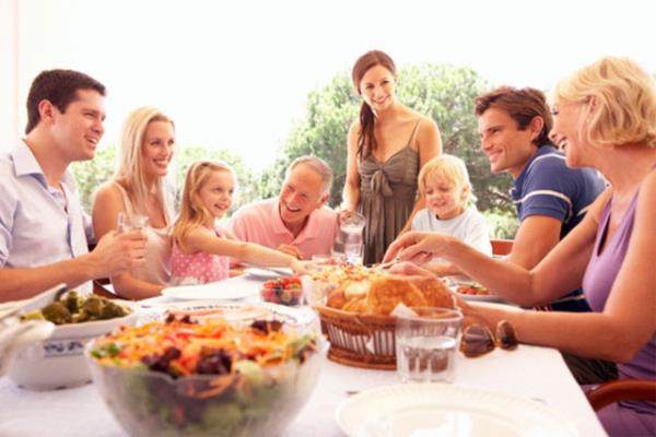 Ortak arkadalarnz zaten evinize gidip geliyordur.