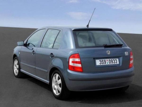 Skoda Fabia HB 1.2 TSI DSG 100 Km'de 5.3lt yakt tketiyor.