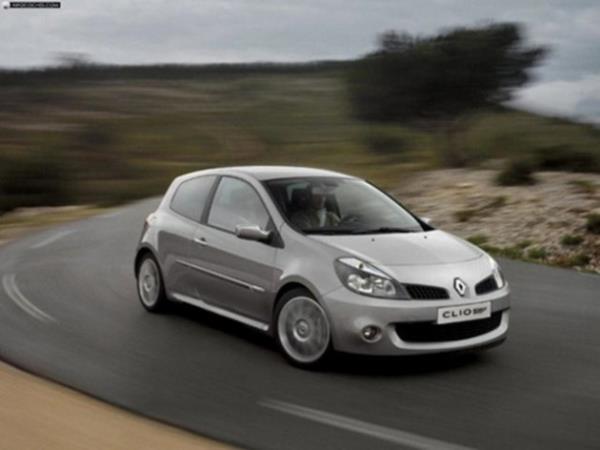Renault Clio HB 1.5 dCi 100 Km'de 4.4lt yakt tketiyor.