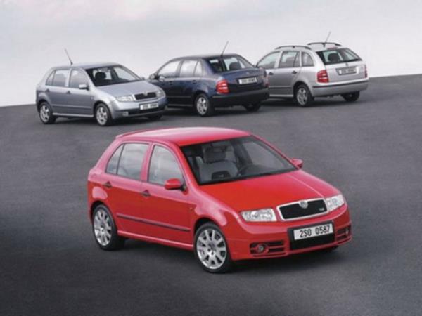 Skoda Fabia HB 1.2 100 Km'de 5.3lt yakt tketiyor.