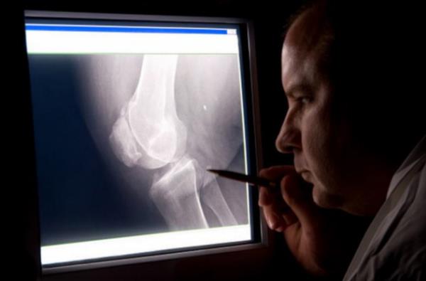 <p><b>TELERADYOLOJ</b></p>    Amerika ve Avrupa'da yllardr uygulanan teleradyoloji sistemi, lkemiz iin de artk nemli bir ihtiya haline geldi. Ancak uzmanlar hukuki ve tbbi altyapnn hazrlanmadan sistemin hayata geirilmesinin ciddi zararlara yol aabileceini belirtiyorlar. Tm bu altyap tamamlandktan sonra zellikle krsal alandaki hastalarn radyoloji sonularnn byk illerdeki zel merkezlerde uzman radyologlar tarafndan incelenmesi olduka yararl olabilir. Byle bir merkez iin evden alabilir ve para kazanabilirsiniz.