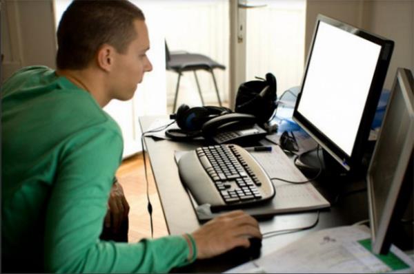 <p><b>BLGSAYAR YAZILIMLARI GELTRN</b></p>    Bilgisayar programlama gibi bir yeteneiniz, uzmanlnz varsa yazlm gelitiricisi olabilirsiniz. zel yazlmlar gelitirebilir, portal, e-ticaret tarz siteler tasarlayp bunlar satabilir ve programclk hizmeti isteyen irketler iin zm ortakl veya danmanlk yapabilirsiniz.