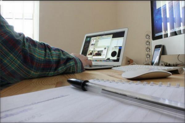 <p><b>WEB TASARIMI</b></p>    Web tasarm arayz programlarna hakimseniz animasyonlu veya HTML tabanl internet siteleri tasarlayabiliyorsanz bu kabiliyetinizi evinizden paraya evirebilirsiniz.