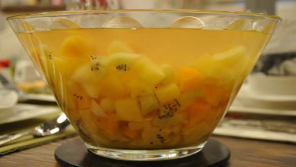 Onun art da bolca sv almak. Bunun da en kolay, su, taze meyvelerden yaplm meyve kompostosu ve ayranla salanabileceini sylyor.