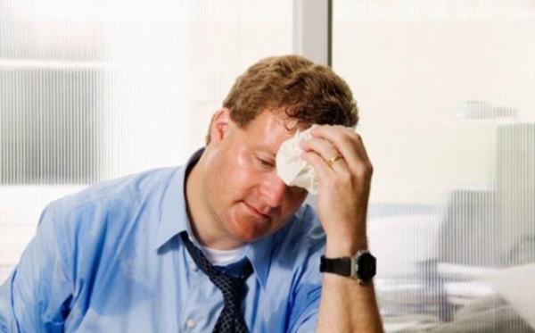 Scaklk nedeniyle ar terlemek sodyum ve potasyum kaybna yol aacandan kalp hastalarnda el uyuukluu olabilir.