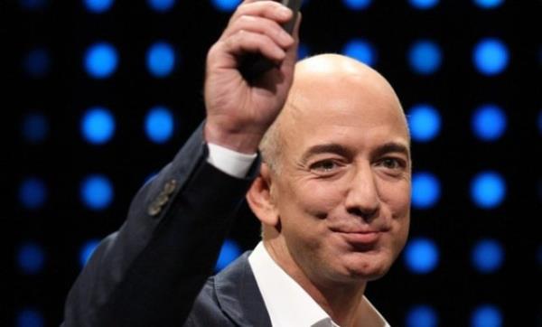 <p>Jeff Bezos</p>  Amazon adl sitenin CEO'su Bezos, akll telefonlar, marketler ve hatta maket uaklarla yaplan teslimatlarn, e-ticaretin nne geemeyeceini ispatlad.