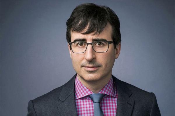 <p>John Oliver</p>  ABD'de yaynlanan "Last Week Tonight" adl programn yapmcs ve sunucusu Oliver, scak gelimeleri yakndan takip ederek reyting rekorlar kryor.