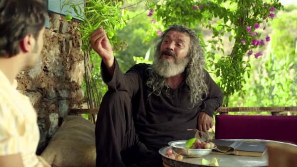 Filmde, Bodrum'un kertme kynde, "bir lokma bir hrka" yaayan Mustafa Ali (Mfit Can Sant), stanbul zerinden modern dnya ile hesaplayor.