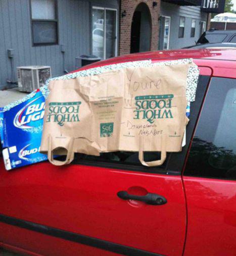 Ya�murda cam� a��k kalan unutkan otomobil sahibine yard�m eden yabanc�