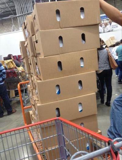 Evsizler i�in onlarca hindi pi�irip ��kran g�n�nde da��tan insanlar