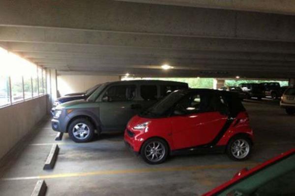 K���k arabas�n� otoparkta bo� yer hayallerine kap�lmas�nlar diye bu �ekilde park eden d���nceli adam