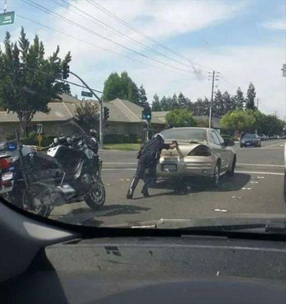 Yard�msever bir polis