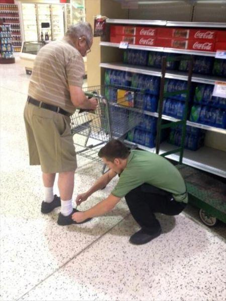 Ya�l� adam�n Ayakkab�lar� ba�lar�n� bir yabanc�