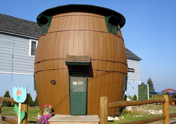 F eklinde ev  2 fdan oluan 2 katl bir dairedir. Michigan&#8217;da bulunur.