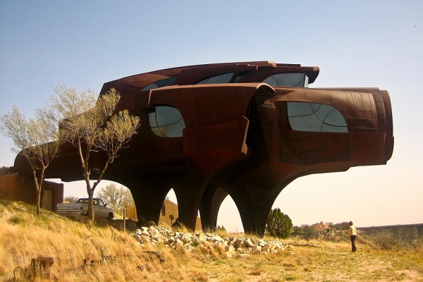 Gelecein elik evi  Yeni merhum olan Robert Bruno&#8217;nun nl eseridir. Teksas&#8217;ta bulunur
