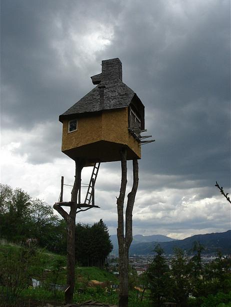 talarn stndeki kk ev  Dalarda yaayan mnzeviler iin ideal bir ev. Medeniyetten uzak. Merdiveni daya ve istenmeyen insanlardan uzak dur.