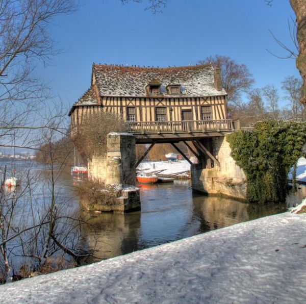 Seine nehri kprsnde bulunan ev  Fransa Vernon&#8217;un sembolu Old Mill Seine nehri zerindeki ykk kprnn stnde bulunur. Monet gibi bir ok ressama ilham kayna olmutur.