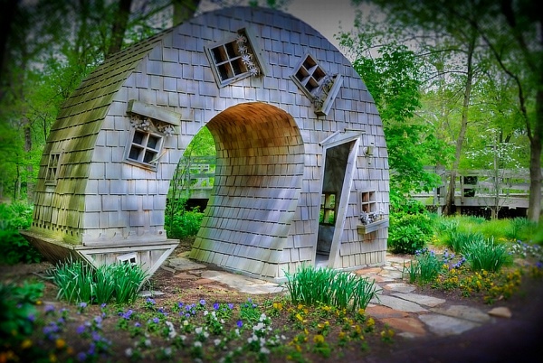 Yaanlmayan Yamuk Ev  Indianapolis Sanat Merkezinde bulunan Yamuk ev. John McNaughton tarafndan ina edilmitir.