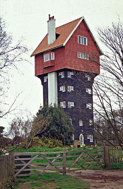 Su kulesinden ev  Bulutlarn iindeki ev 1923 ylnda yaplmtr. Hem su kulesi hem de evdir. Grnt kirlilii olmasn diye bu ekilde ayarlanmtr.