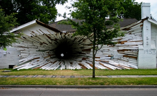 Uzay girdab girili ev  Houston&#8217;da bulunuyordu fakat yklm durumda uan ev.