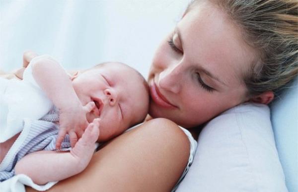 Dier taraftan uyank bebeiniz sizinle birlikte olmaktan holanacaktr. rnein bir slinge balarsanz evin iinde yaptnz her eyde sizin yannzda olabilirler. Hatta siz ev ii yaparken ya da byk ocuunuzla ilgilenirken kucanzda uyuyabilirler.