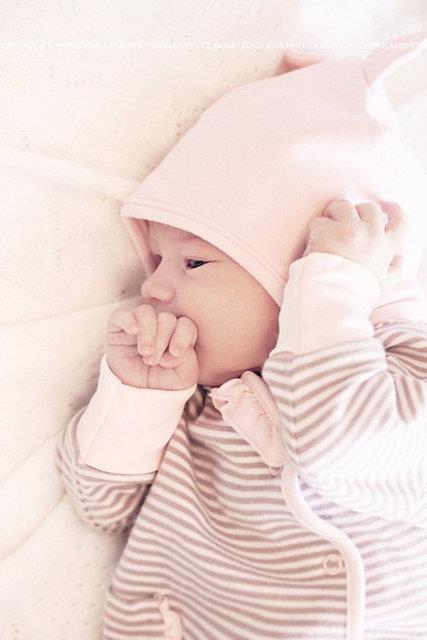 Bebeinizi beii ile birlikte evin iinde herkesin yanndan geerken sohbet edebilecei bir noktaya koyabilirsiniz.