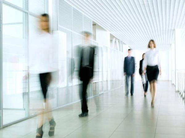 Baarl insanlar gemite yaanan olaylarn onlar aaya ekmesine izin vermiyor.