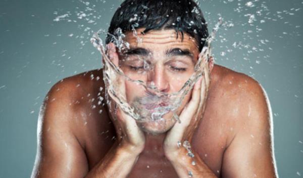 Sabahlar kolayca aylabilmek iin yznz souk suda ykamaya zen gsterin. Hatta kendinizi yeterince cesur hissediyorsanz dua girdiinizde scak suyu amadan nce birka saniye souk suyun altnda durmay deneyin.