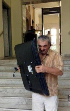 Antalya Bykehir Belediye Bakan CHP'li Mustafa Akaydn'n makam odasndaki LCD televizyonu, buzdolab ve toplant odasndaki sandalyelerine, belediyenin 2009 ylndan kalma denmeyen borcundan dolay haciz geldi.