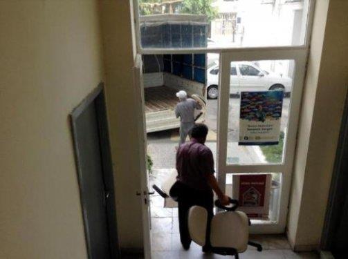 10 LCD televizyon, 5 buzdolab, bakanlk katndaki toplant odasnn sandalyelerine haciz ilemi yapld.